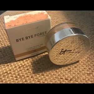 It Cosmetics BYE BYE finishing powder.